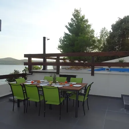 Nikola Holiday home Posedarje